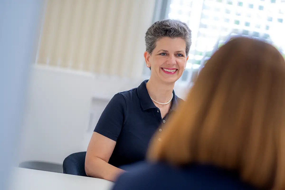 Dr. Spitzer im Patientengespräch